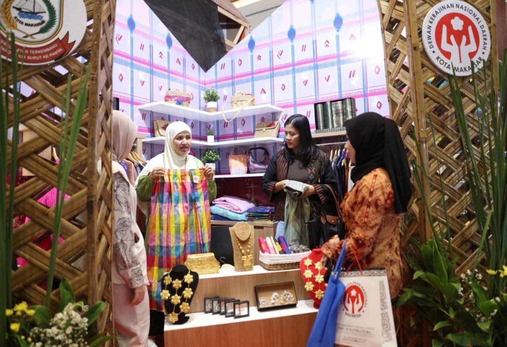 Satu-Satunya dari Sulsel, Booth Dekranasda Makassar Pikat Pengunjung Inacraft