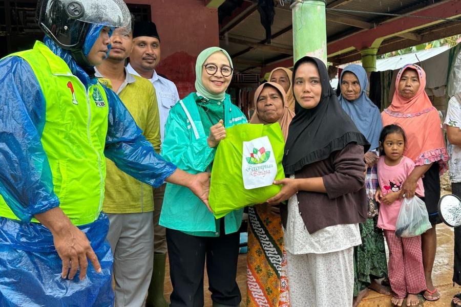 Rustini Muhaimin Datangi Tiga Titik Bencana di Sumbar, Bawa Pesan Kemanusiaan