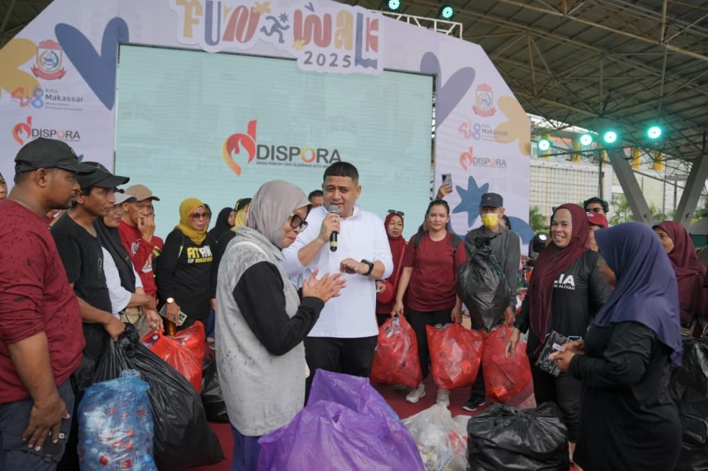 Cara Wali Kota Makassar Edukasi Masyarakat Jaga Kebersihan Kota, Jalan Santai Sambil Pungut Sampah