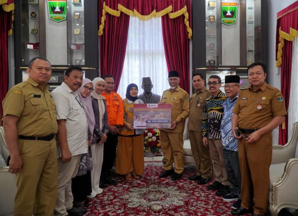 Wakil Wali Kota Makassar Serahkan Bantuan Kemanusiaan Pemkot Makassar ke Sumatera Barat