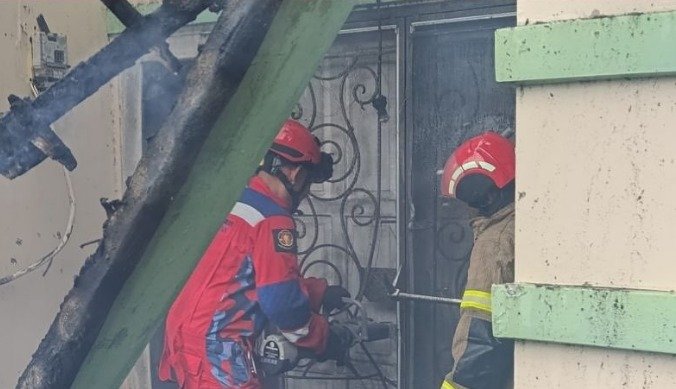 Rumah Terbakar di Panakkukang, Petugas Damkarmat Makassar Berhasil Cegah Api Meluas