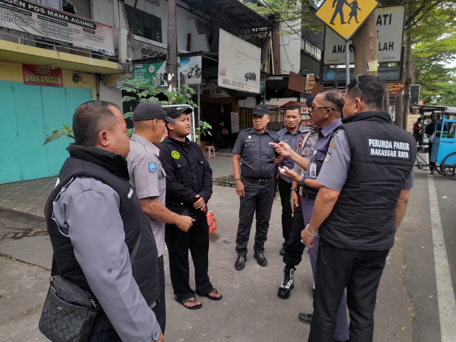 Patroli Pagi Perumda Parkir Makassar, Jukir Ilegal Disisir di Jalan Ratulangi–Cendrawasih