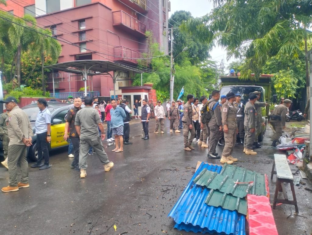 Kembalikan Fungsi Trotoar, Kecamatan Ujung Pandang Lakukan Penataan PKL