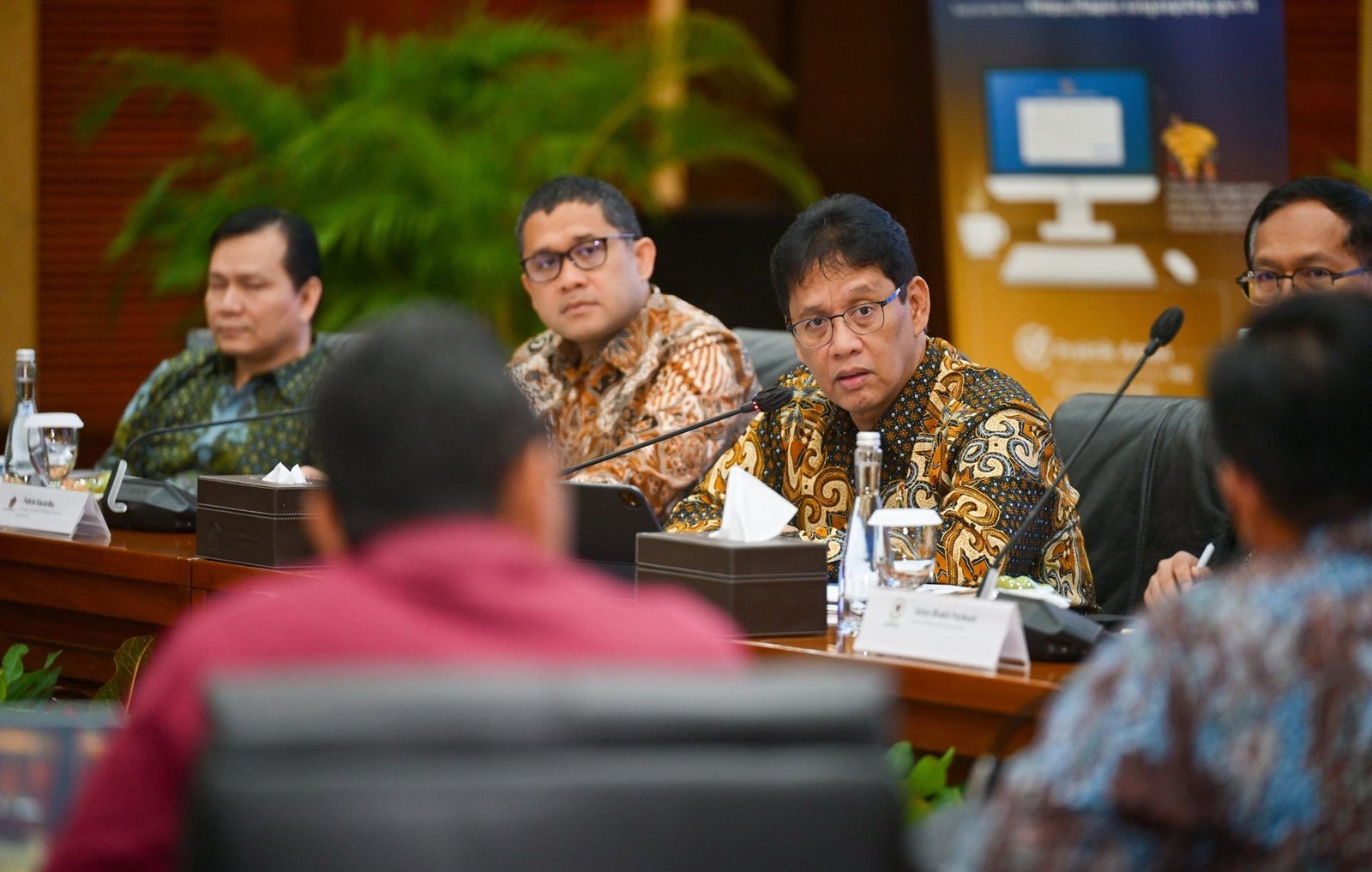 Menkeu Purbaya Pimpin Sidang Debottlenecking, Bahas Aduan Apoteker Independen dan Pertamina Patra Niaga