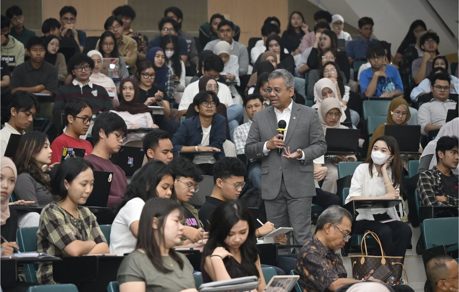 Wamenkeu Suahasil Nazara Tekankan Pentingnya Ilmu Ekonomi Makro bagi Generasi Muda