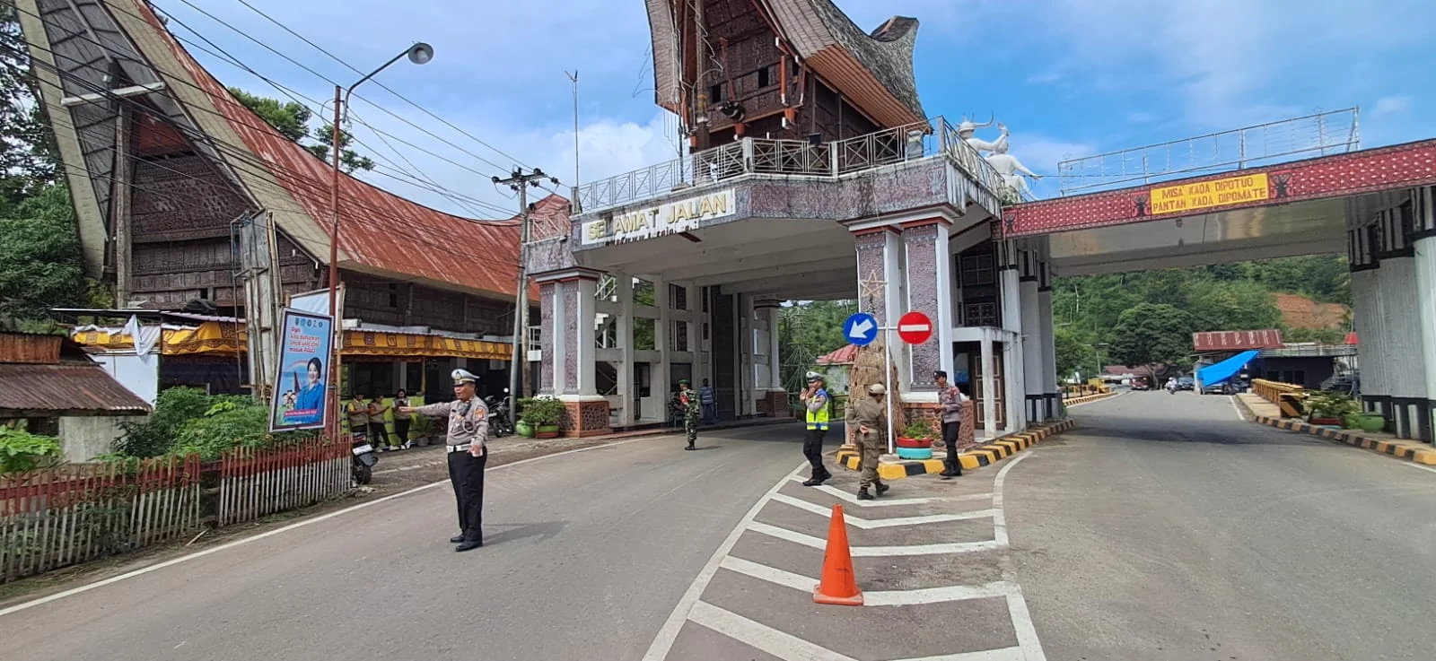 Antisipasi Arus Balik Mudik, Personel Pos Yan Salubarani Laksanakan Pengaturan Dan Pengamanan