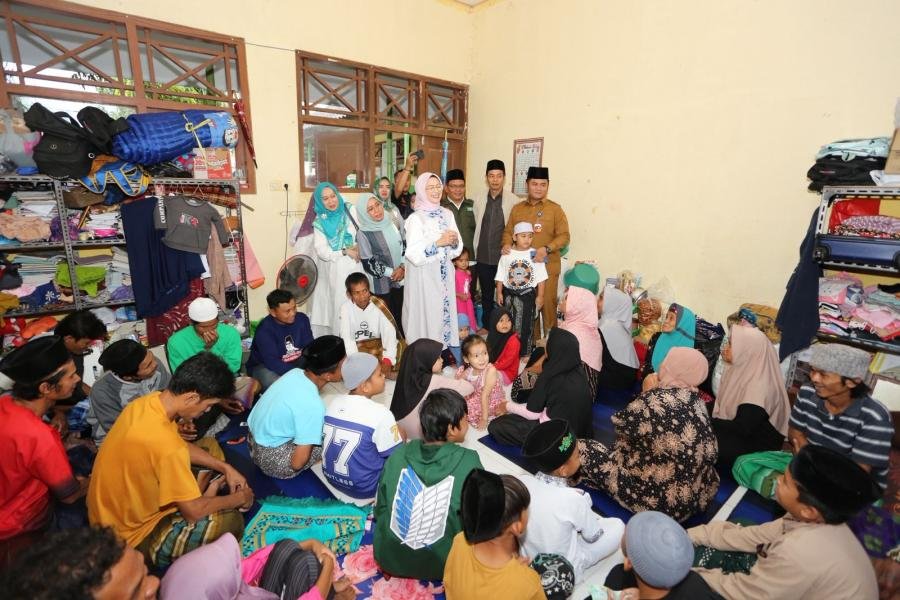 Rustini Muhaimin Sapa dan Bantu Korban Tanah Bergerak di Padasari Tegal