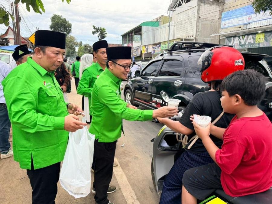Berkah Ramadan, Sekjen Partai Kebangkitan Bangsa Bagi-bagi Takjil bagi Masyarakat