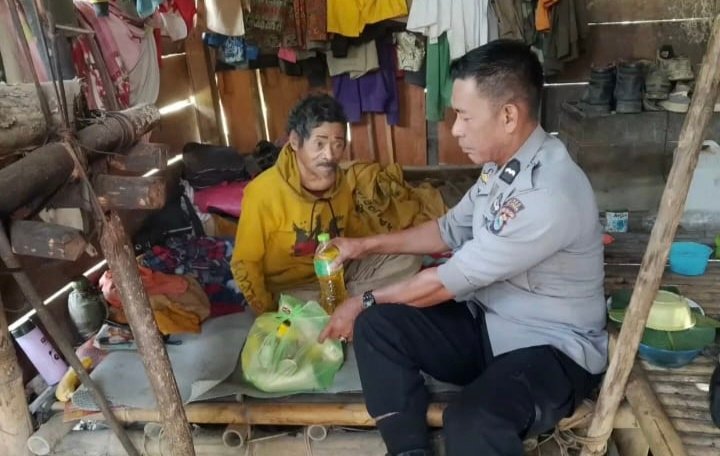 Bhabinkamtibmas Sambangi Warga Prasejahtera Di Gubuk, Wujud Nyata Kepedulian Polri