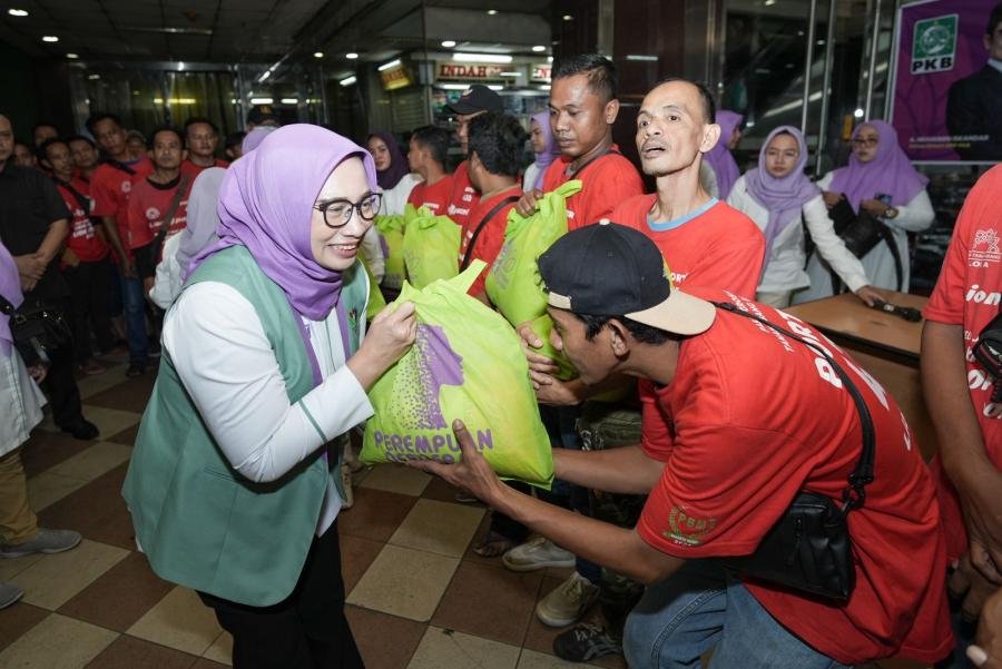 Estafet Kemanusiaan, Perempuan Bangsa Bagikan Ratusan Paket Sembako ke Porter Tanah Abang