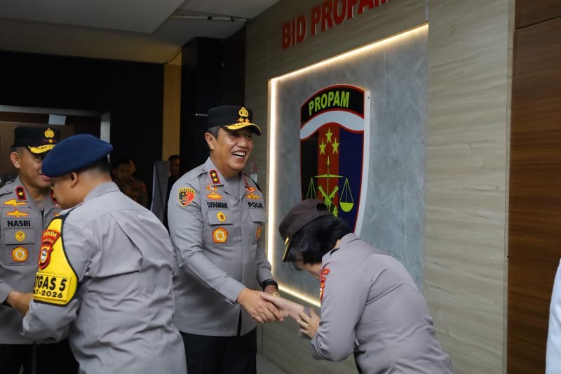 Kapolda Sulsel Pimpin Apel Bersama Dirangkaikan Halal Bihalal Dalam Rangka Memperkuat Soliditas Personel