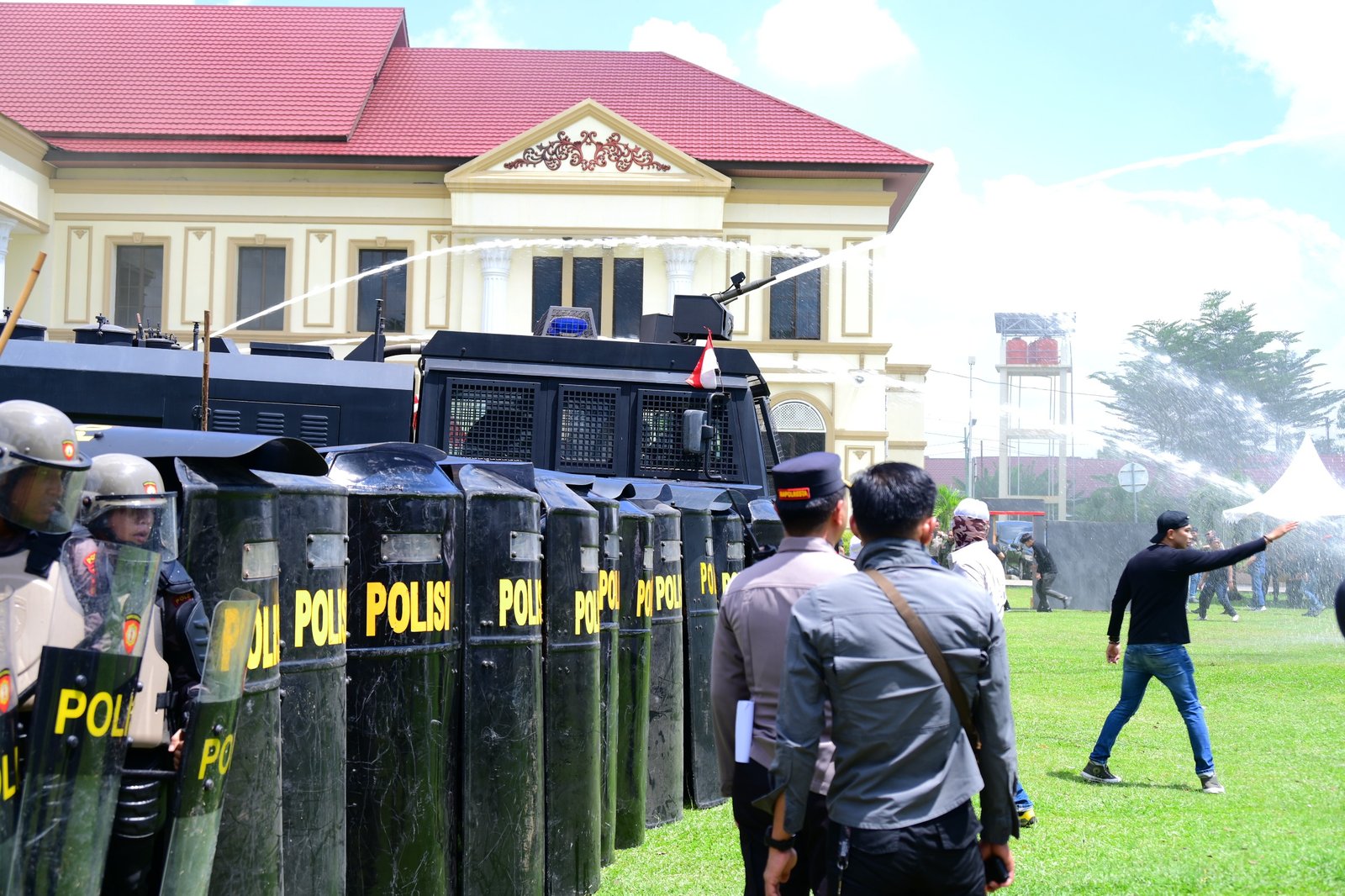 Polda Jambi Gelar Apel Dan Simulasi Sispamkota, Perkuat Kesiapsiagaan