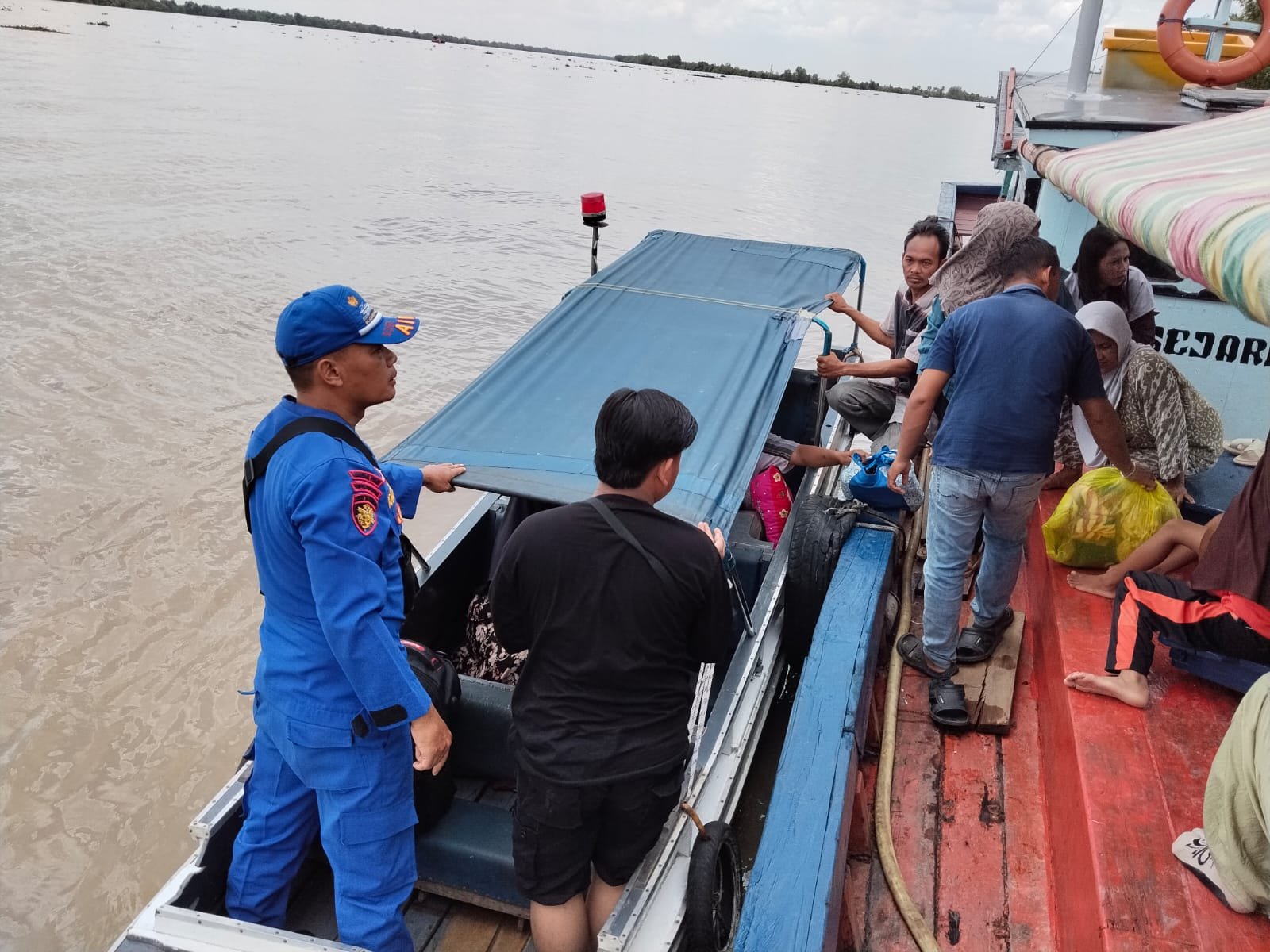 Menembus Sungai Musi, Ambulans Apung Polda Sumsel Selamatkan Nyawa Warga Upang