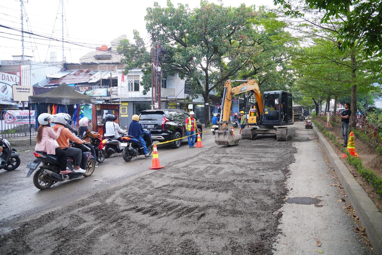 Terapkan Sistem Buka-Tutup Lalu Lintas, Pemprov Sulsel Lanjutkan Perbaikan Jalan ke Aroepala