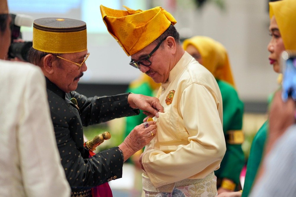 HUT Majelis Keturunan To Manurung, Jufri Rahman Terima Penyematan Kehormatan