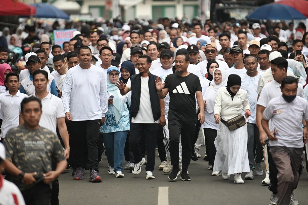 Gubernur Sulsel Lepas Puluhan Ribu Warga Ramaikan Jalan Sehat Anti Mager, Semarak Hari Jadi Bone ke-696