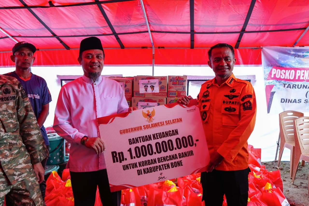 Serahkan Bantuan Rp1 Miliar dan Santunan Korban, Andi Sudirman Tinjau Banjir di Bone