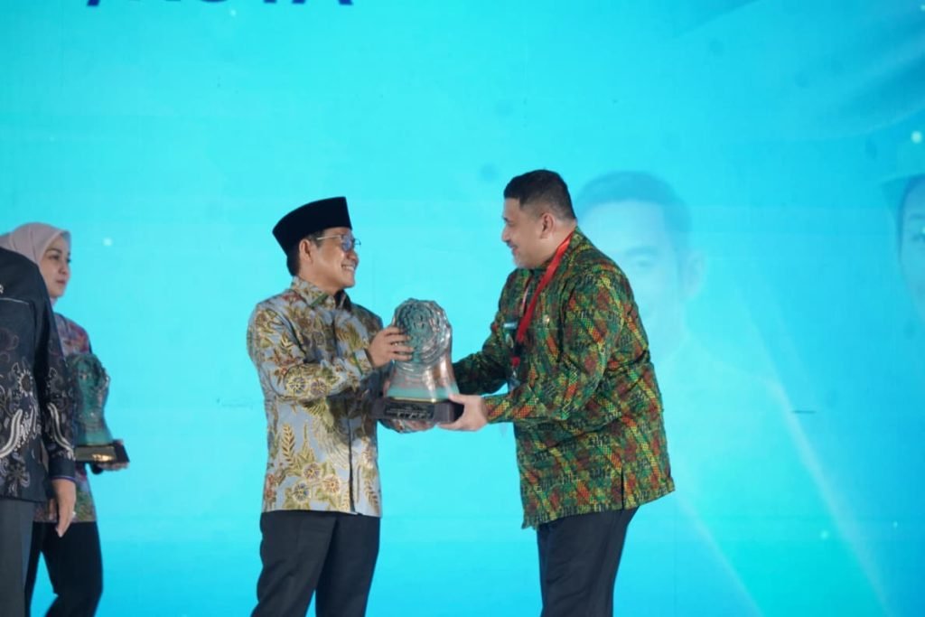 Bukti Komitmen Lindungi Pekerja Rentan, Wali Kota Munafri Terima Penghargaan Paritrana Award