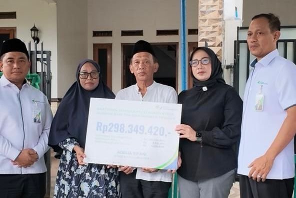 Sapa Korban Kecelakaan Kereta, Nihayatul Wafiroh Serahkan Santunan BPJS Ketenagakerjaan