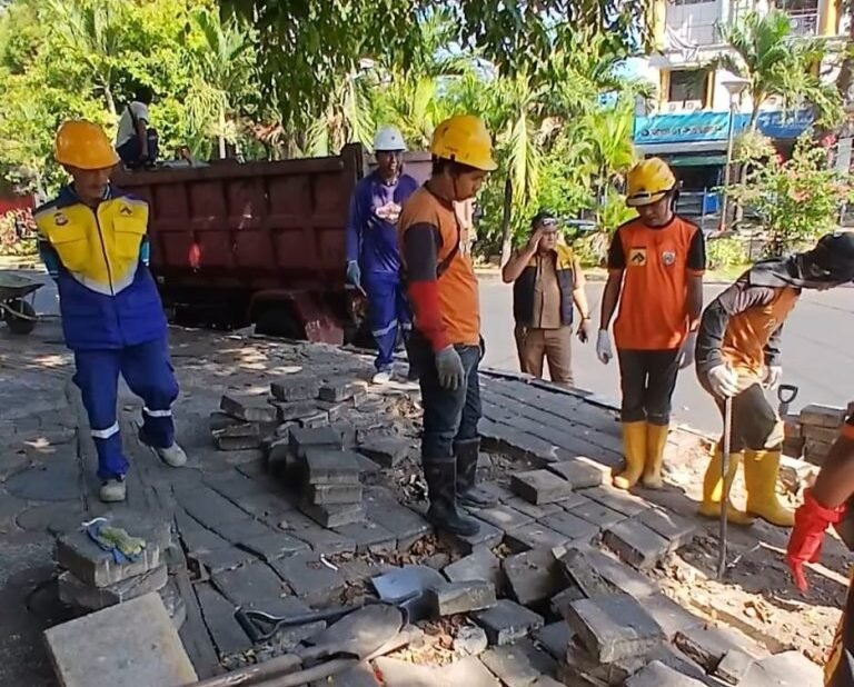 Pemkot Makassar Tak Hanya Tertibkan PKL, Kini Benahi Trotoar dan Drainase