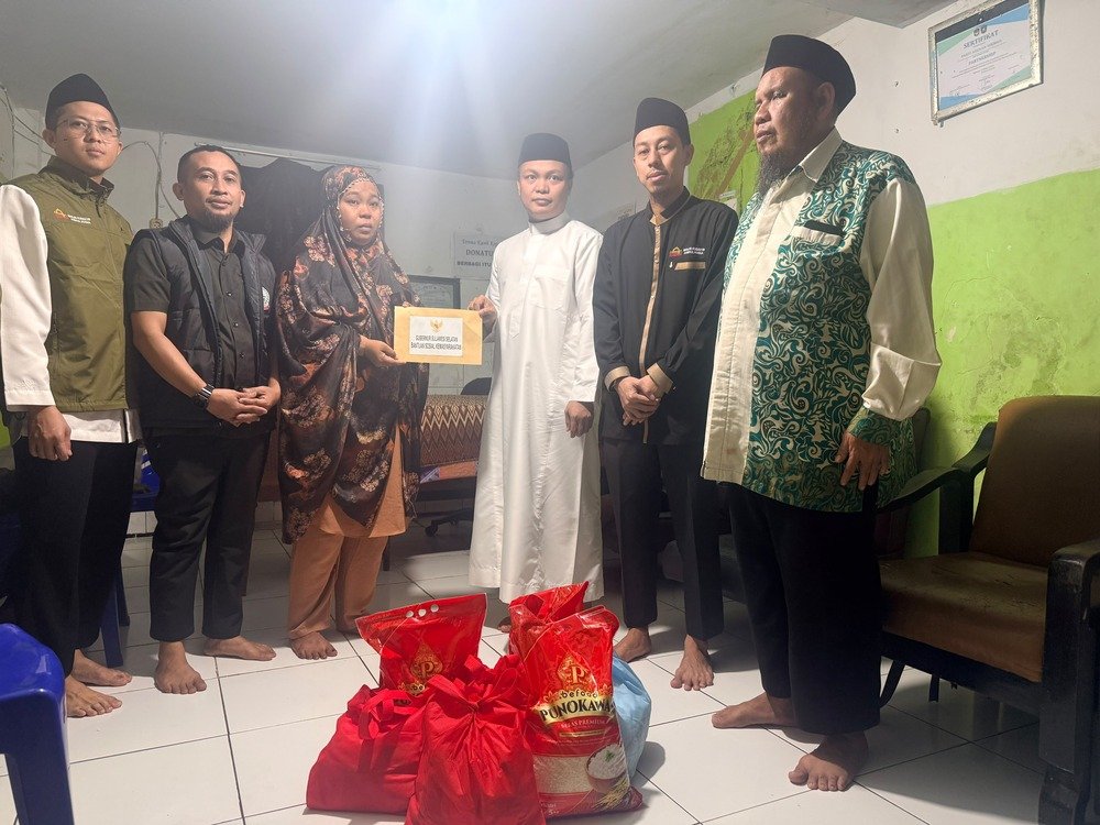 Gubernur Sulsel Salurkan Bantuan Korban Tenggelam di Pantai Depan Masjid 99 Kubah