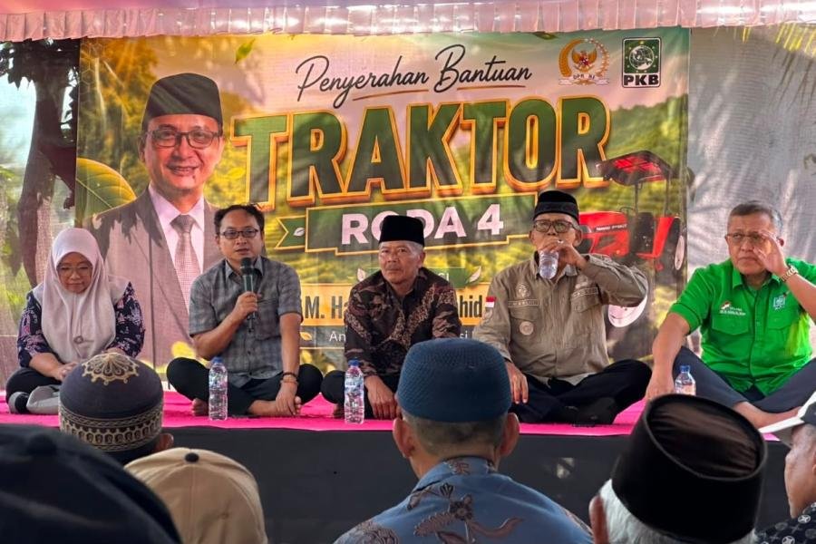 Dorong Modernisasi Pertanian Malang Selatan, Cak Udin Salurkan Bantuan Traktor