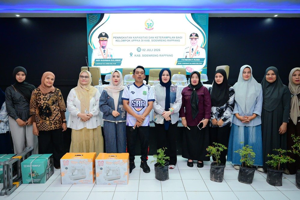 Wagub Sulsel Serahkan Bantuan UPPKA untuk Perempuan Produktif Sidrap