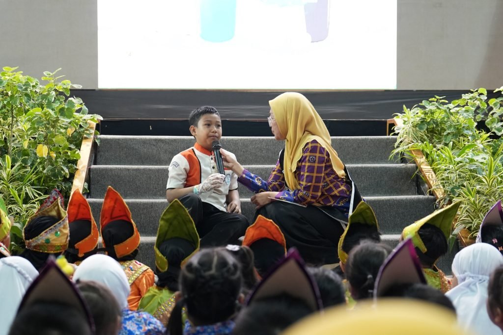 Melinda Ajak Anak Cintai Lingkungan Lewat Storytelling “Jelajah Hijau di Pantai Losari
