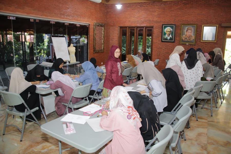 Dari Pesantren Menuju Kemandirian, Rustini Muhaimin Bekali Santri Skill Menjahit