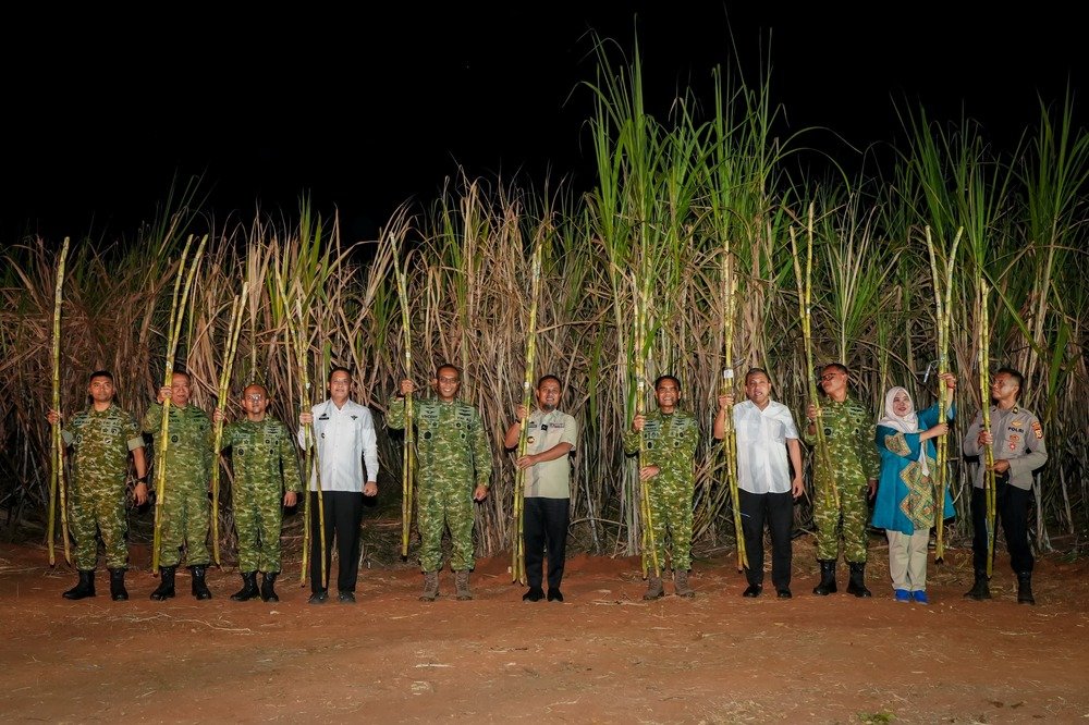 Dukungan Program Presiden Prabowo, Gubernur Sulsel Hadiri Panen Raya Tebu Bersama TNI