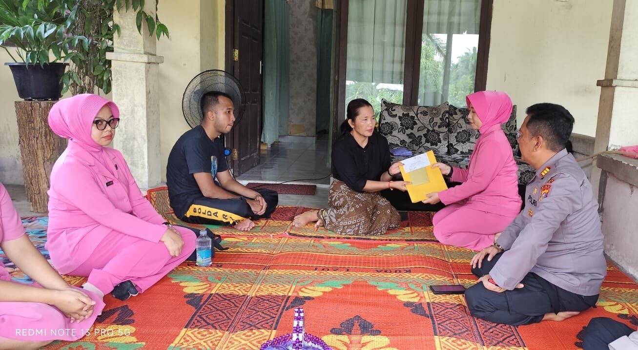 Pemberian Tali Asih Polsek Dumai Timur Kepada Keluarga Almarhum Aiptu Victor Sinaga