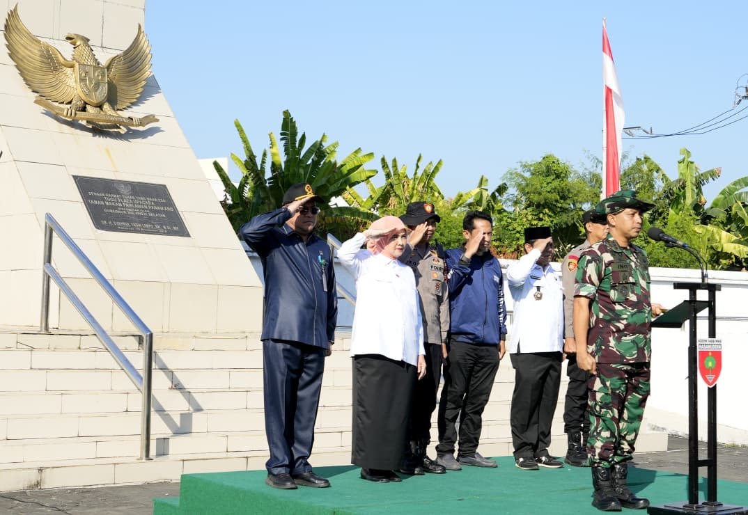 Kenang Jasa Pahlawan, Aliyah Ikut Bersihkan TMP Panaikang Jelang HUT RI