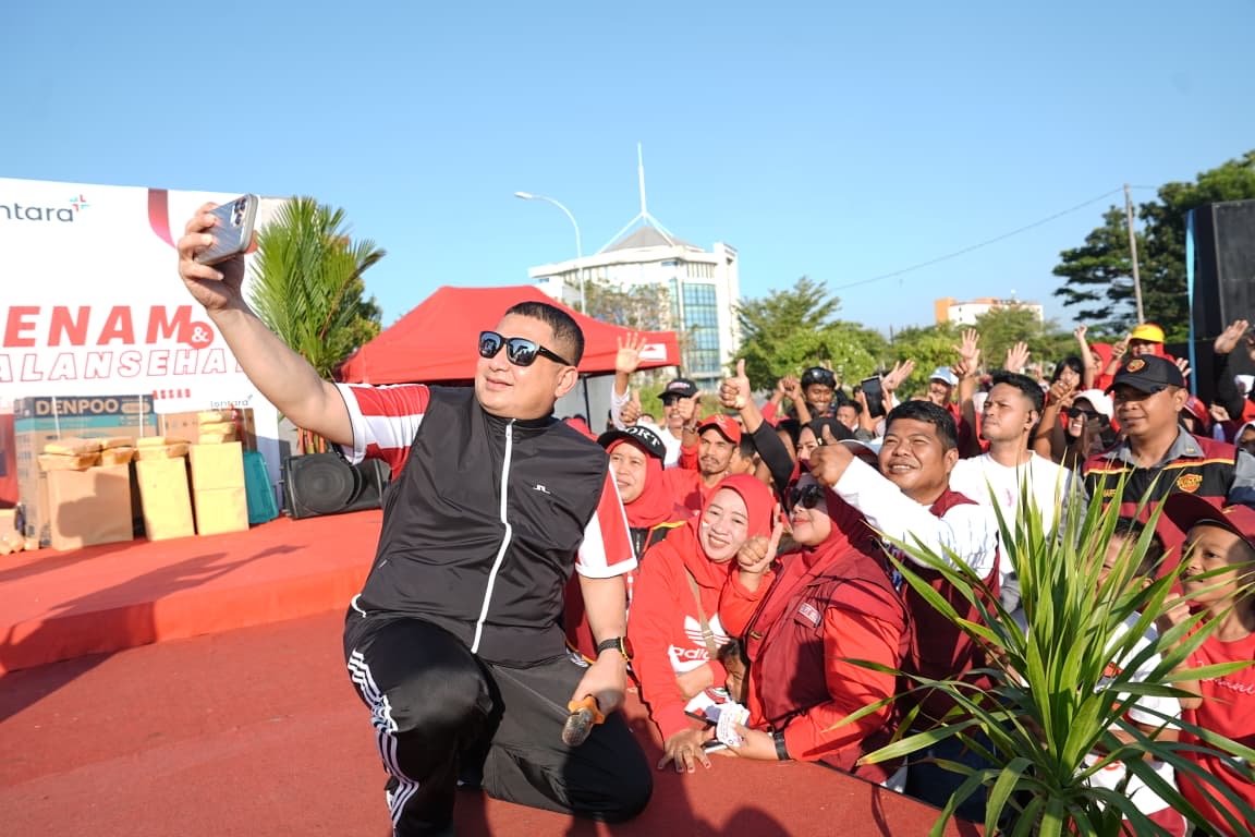 Ingatkan Pilah Sampah, Munafri Lepas Jalan Sehat Bersama Warga Maccini Sombala