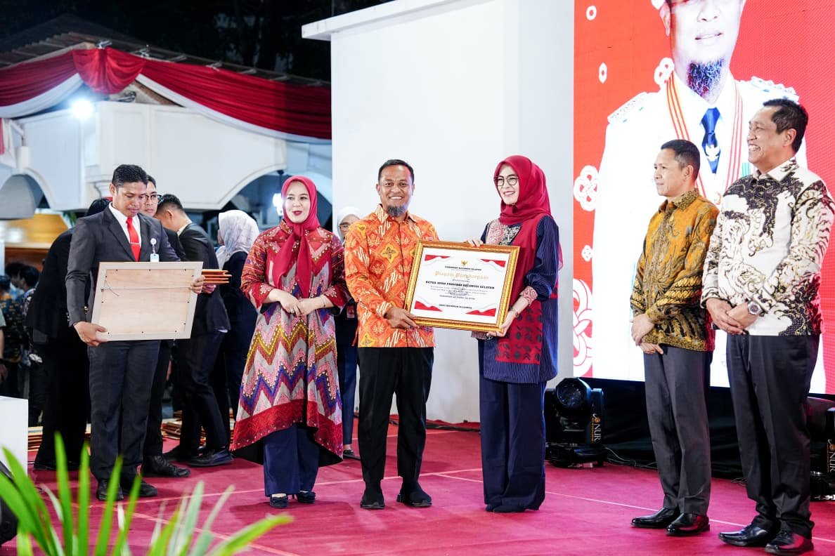 Gubernur Sulsel Beri Penghargaan kepada Mitra Pembangunan di Malam Ramah Tamah