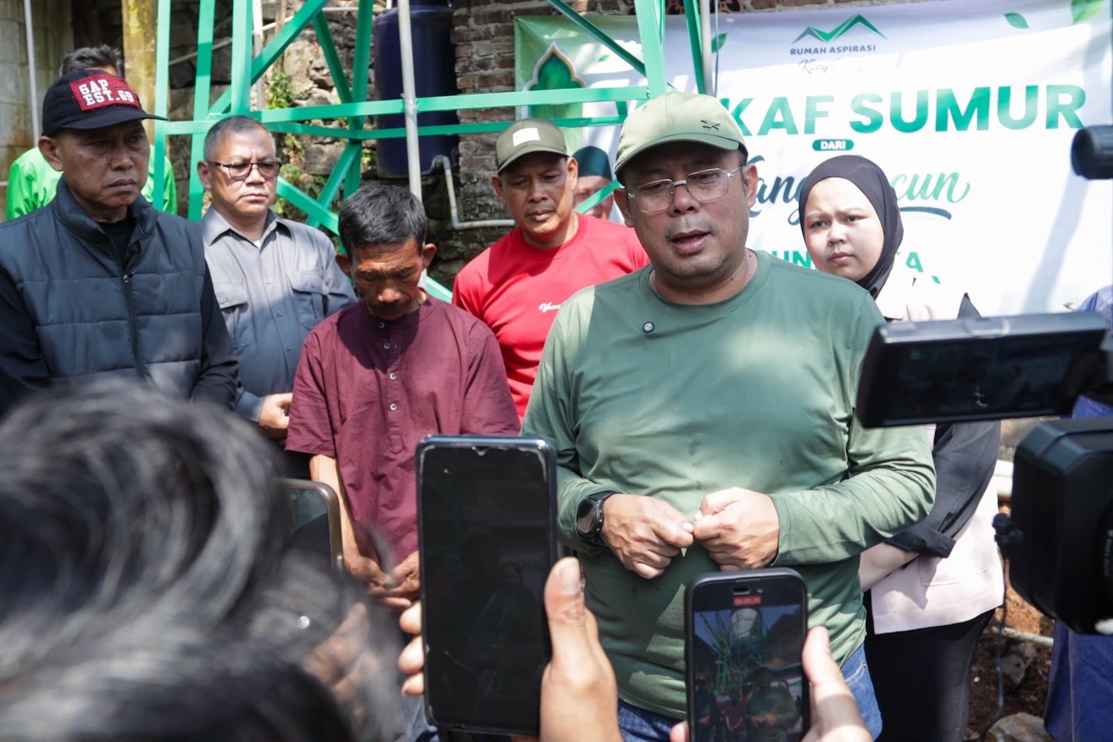 Cucun Serahkan Bantuan Fasilitas Air Bersih bagi Warga Kampung Sukarame