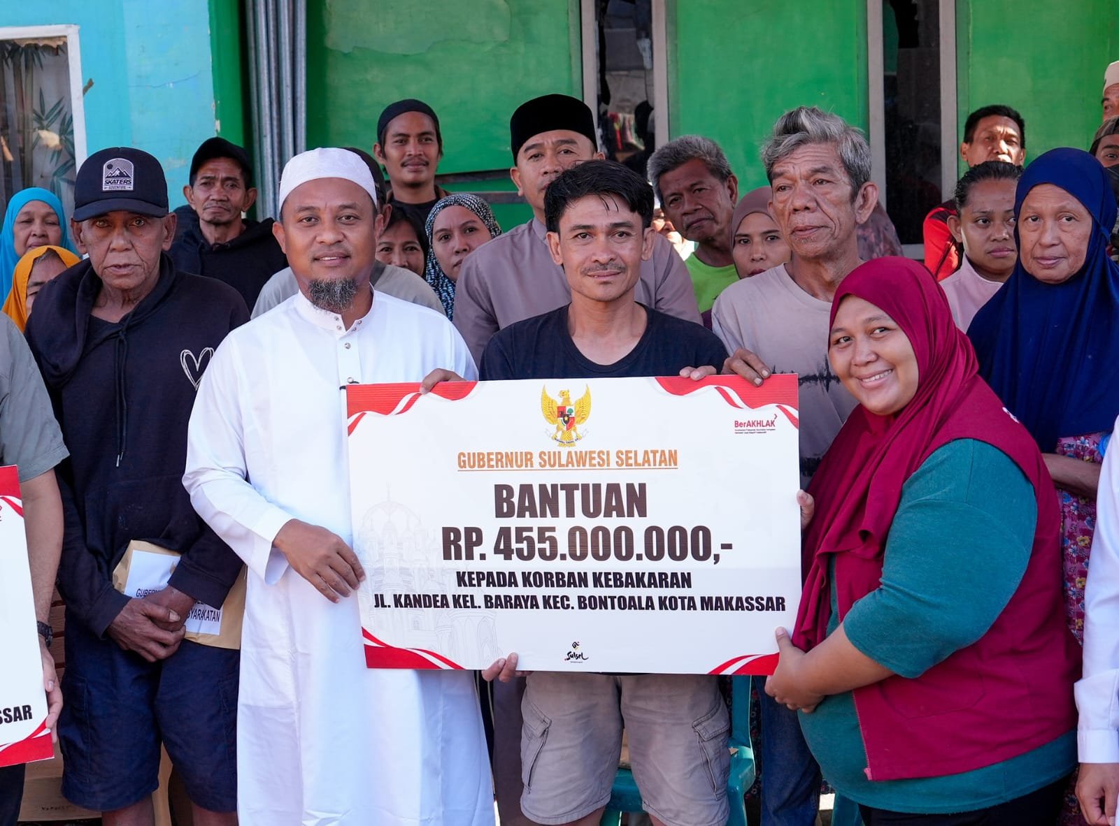 Gubernur Sulsel Serahkan Bantuan untuk Korban Kebakaran di Kandea Makassar