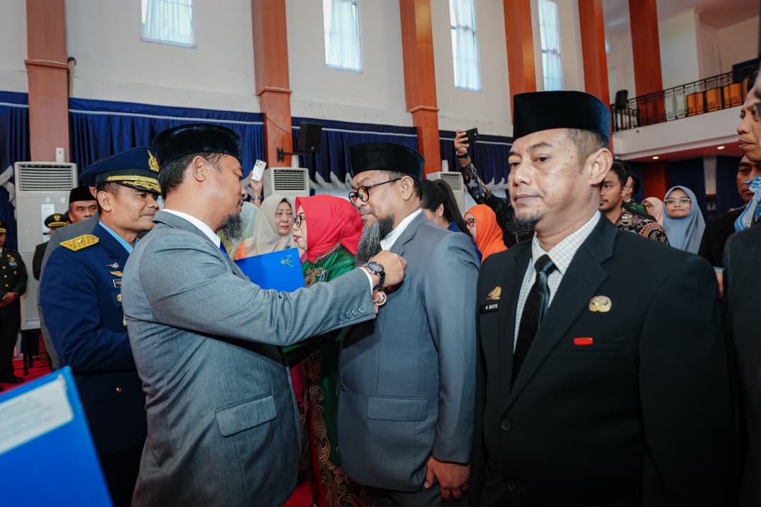 Gubernur Sulsel Sematkan Satyalencana kepada 398 PNS, Pengabdian hingga 30 Tahun