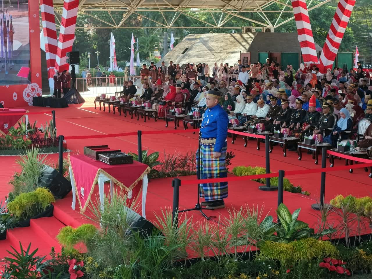 Upacara Penurunan Bendera HUT RI ke-81 Kota Makassar, Munafri-Aliyah Kenakan Pakaian Adat