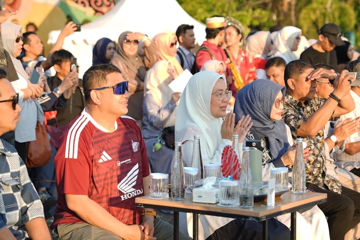 Munafri-Melinda Nikmati Attayang Sunset Bersama Warga Makassar di Pantai Losari