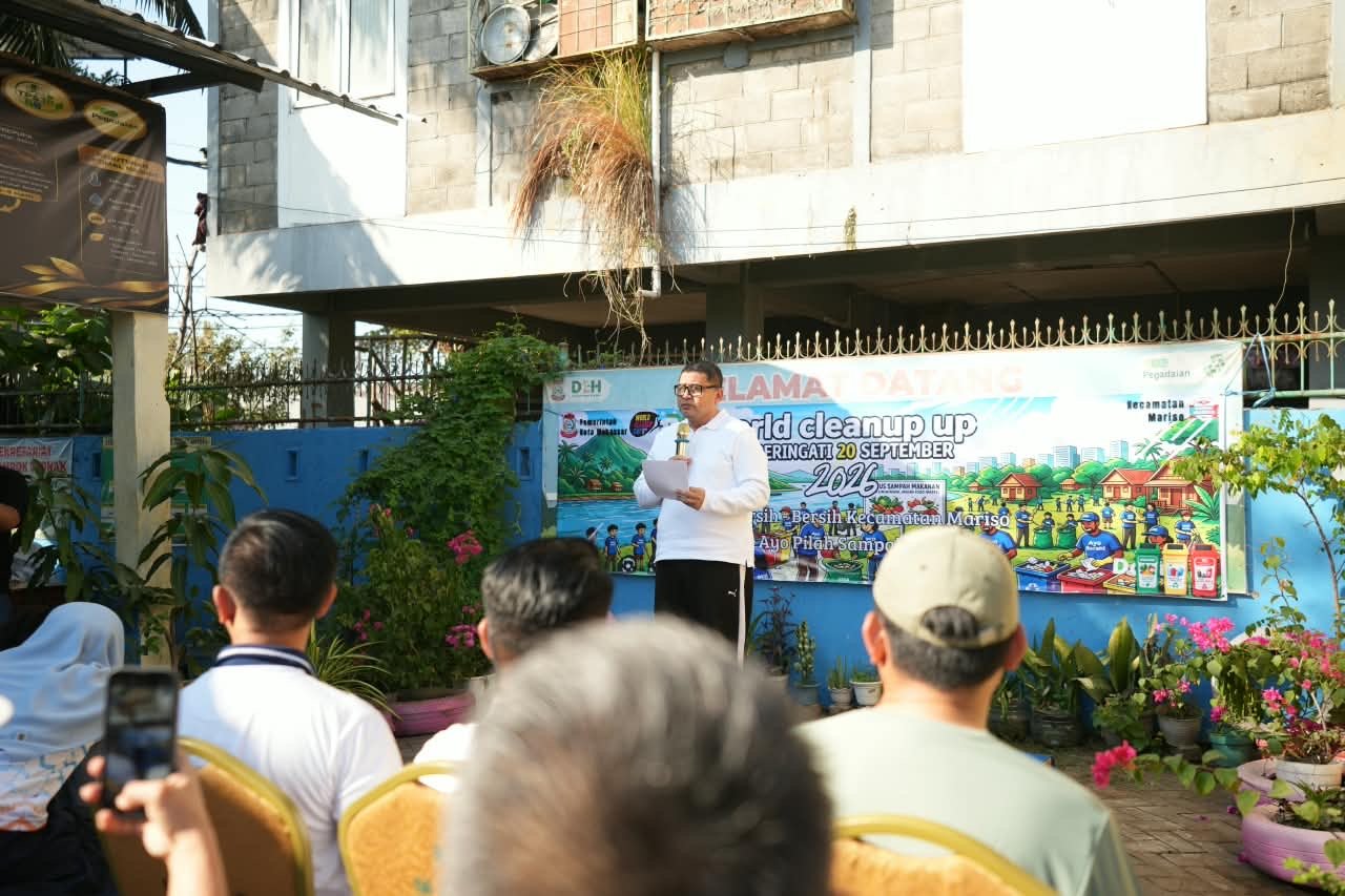 Wali Kota Makassar Gunakan Kapal Pembersih Limbah Laut Susuri Pantai Losari