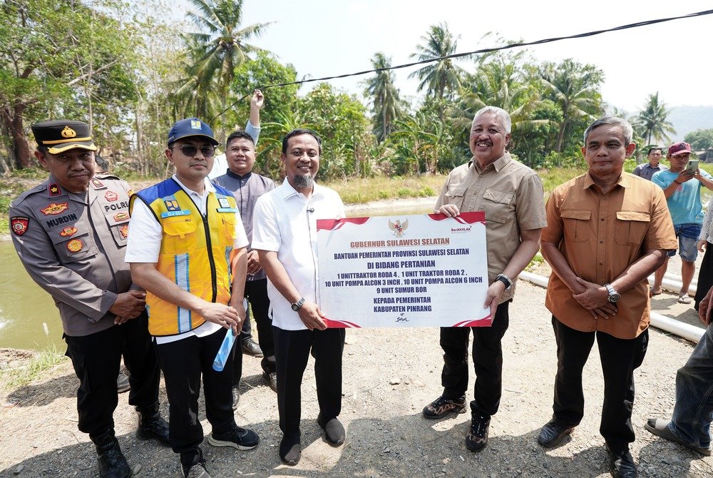 Gubernur Sulsel Serahkan Bantuan 10 Unit Pompa Ponton untuk Petani Pinrang