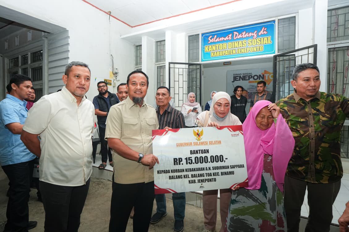 Kebakaran di Jeneponto, Gubernur Sulsel Serahkan Bantuan Kemanusiaan untuk Tiga Korban