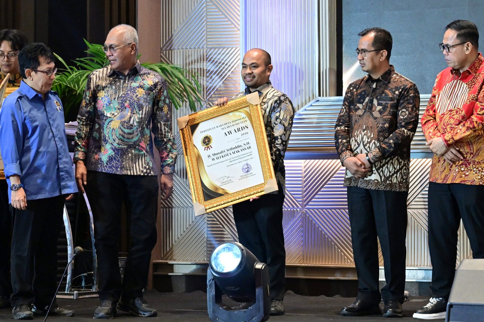 Diwakili Kadis Kominfo, Munafri Arifuddin Terima Penghargaan PWI Awards 2026