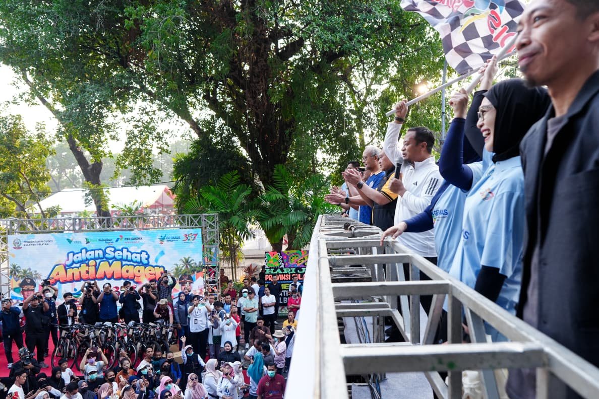 Gubernur Sulsel Lepas Puluhan Ribu Peserta Jalan Sehat Anti Mager dan Kirab Swasembada Pangan