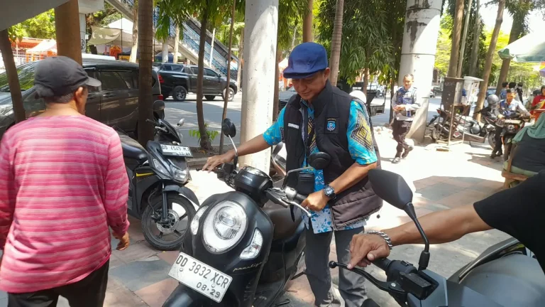 Tindaklanjuti Aduan Warga, PD Parkir Makassar Sterilkan Trotoar Depan SDN Sudirman